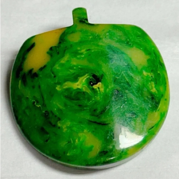 BAKELITE 1930s Vintage Creamed Spinach Marbled with Creamed Corn 2” Apple Brooch - Picture 1 of 2